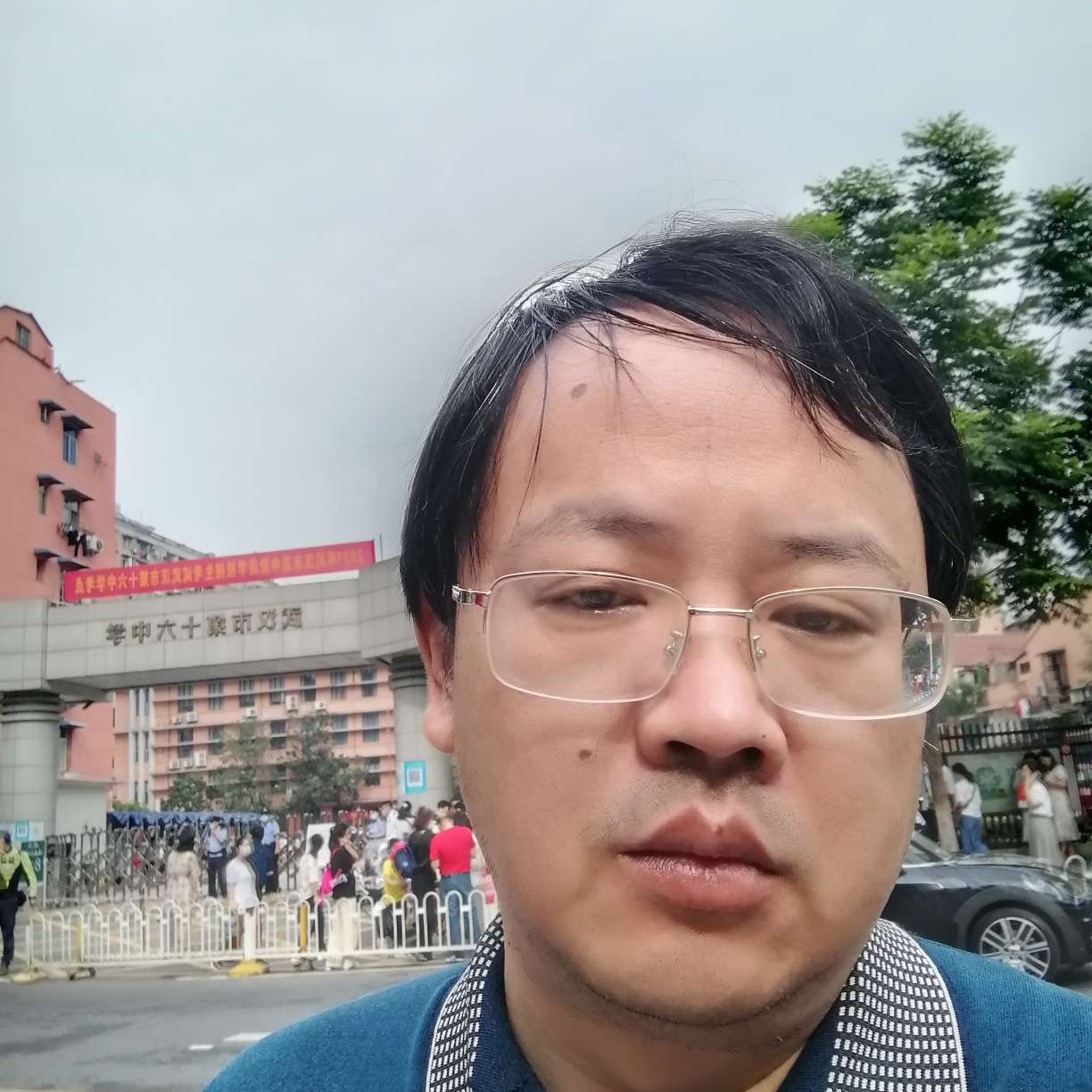 母鸡挽手慈祥的照片