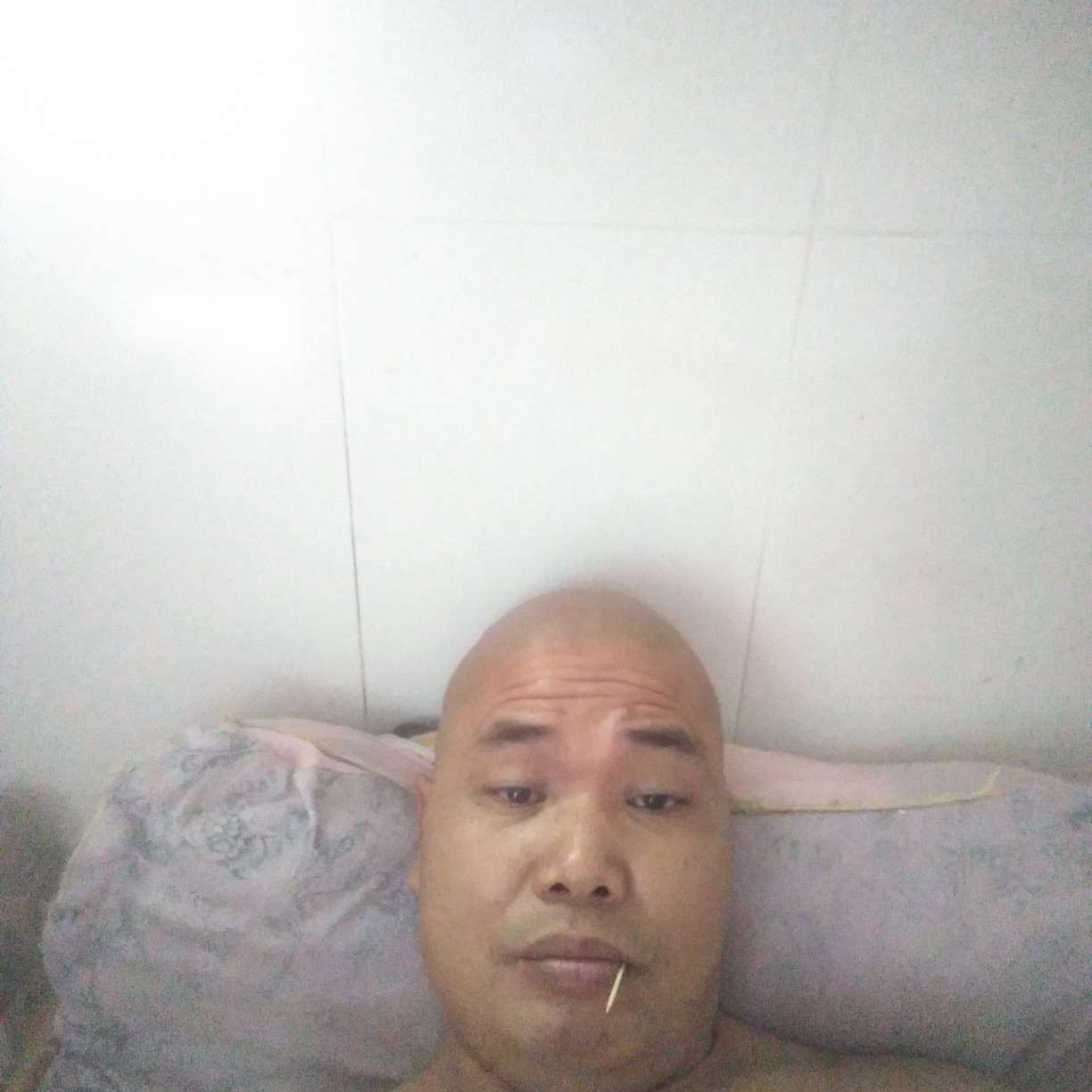 钢铁侠踢健康的照片