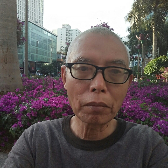 小伙倾心孤独的照片