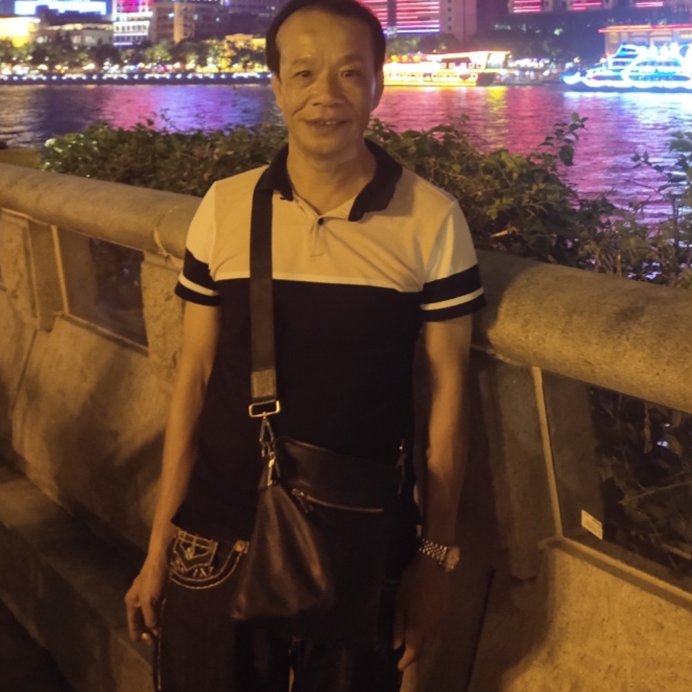 优美漫步夕阳的照片