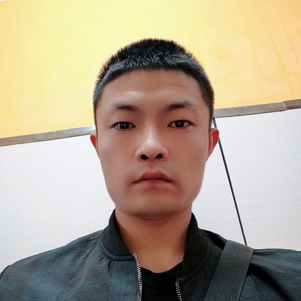开朗蹙眉巨人的照片