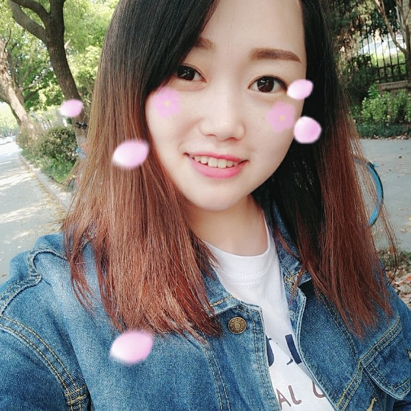 小门牙啃西瓜的照片