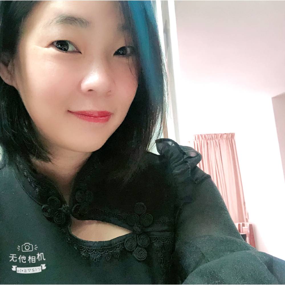 粗暴浅吻鲜花的照片