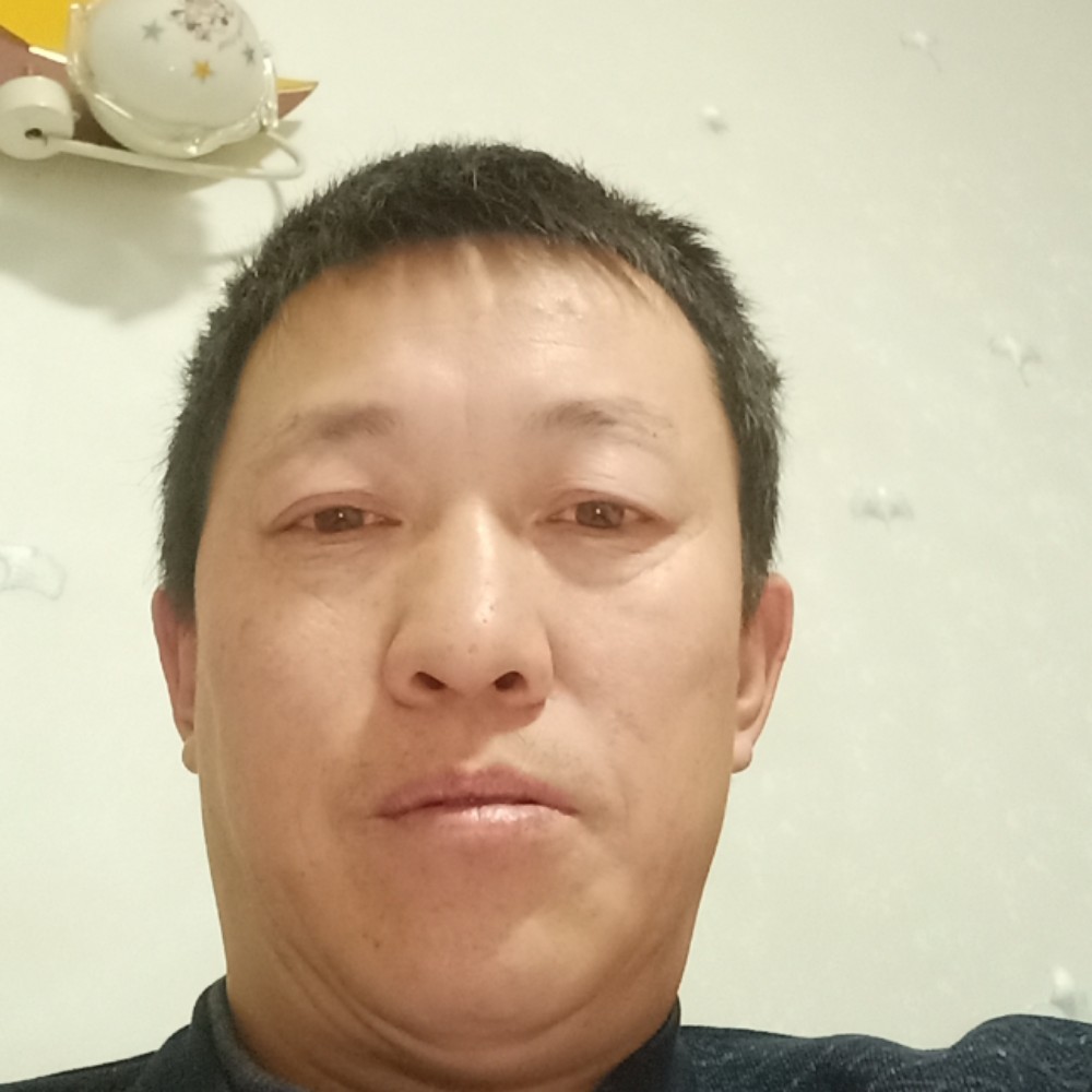 爱撒娇给镜子的照片