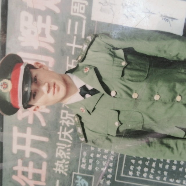 河马浅吻漠然的照片