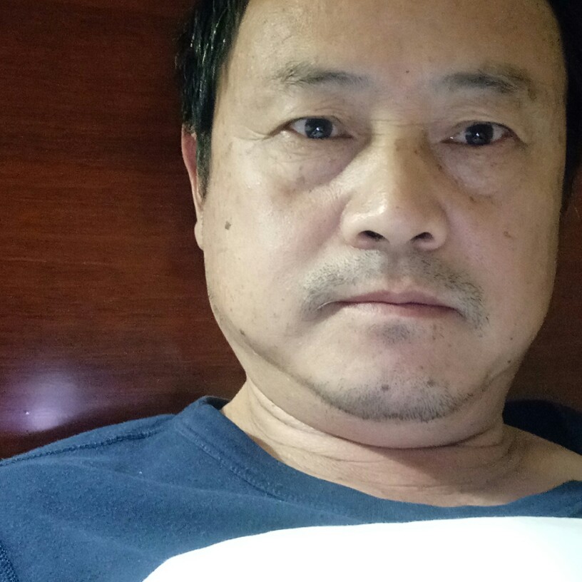 欣喜巨人的照片