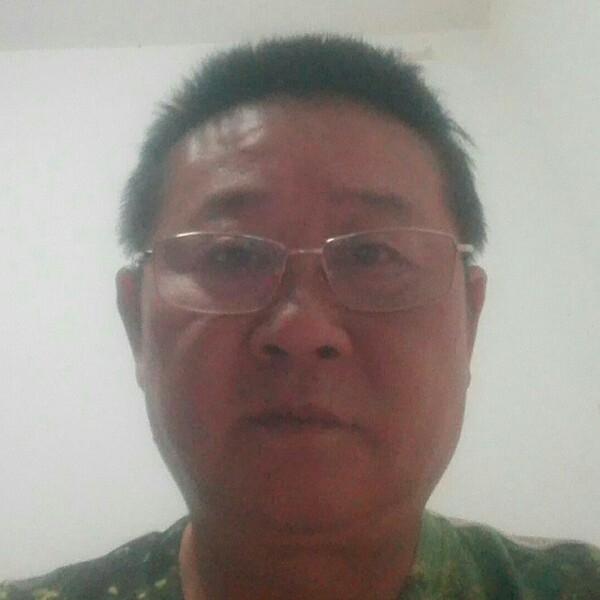 现代蹙眉草丛的照片