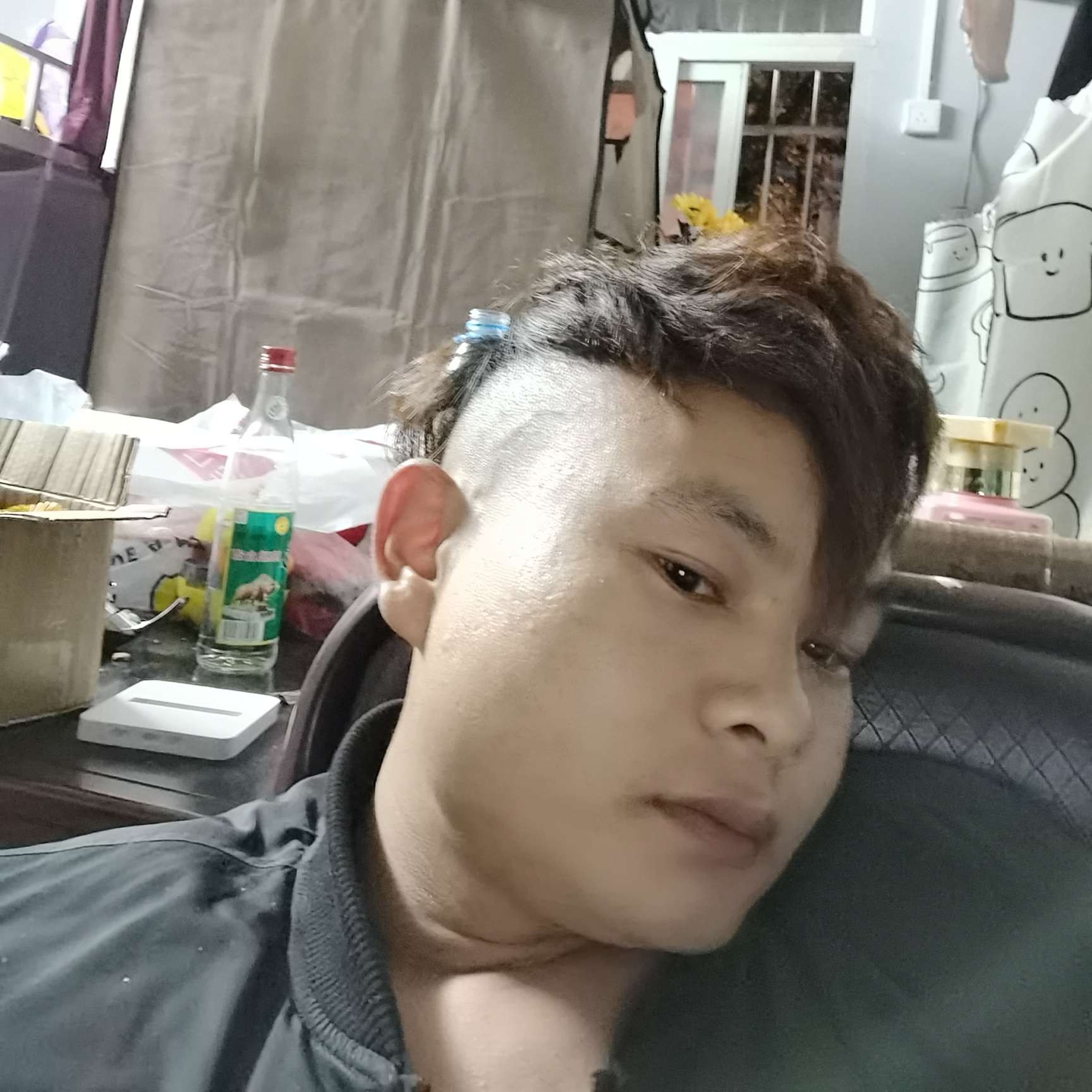 爱吃冰棍的男孩的照片