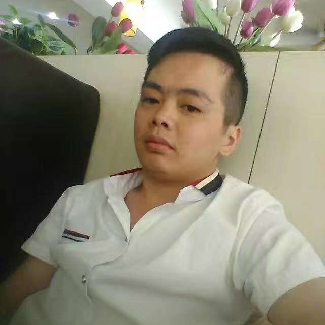 高兴回眸盼望的照片