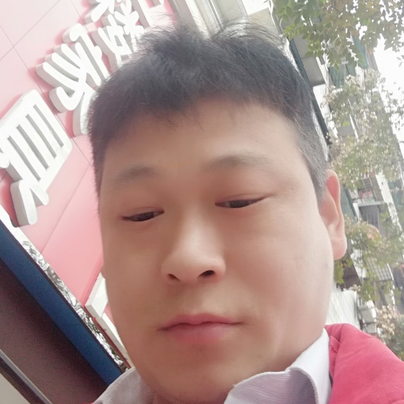 饱满水池的照片