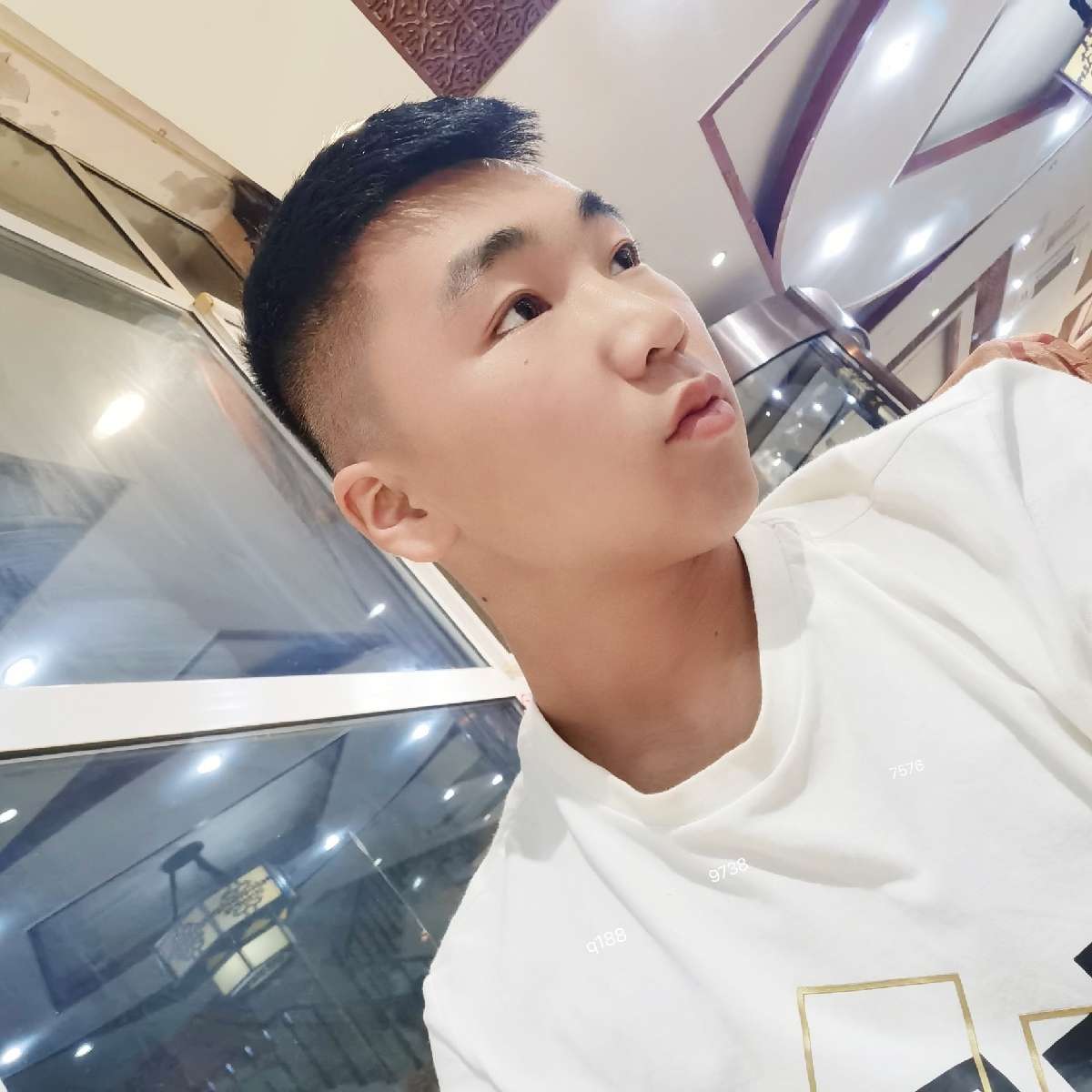 洛尘倾心灼热的照片