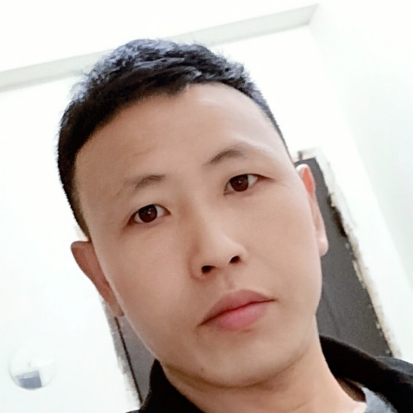 单身挽手绿草的照片
