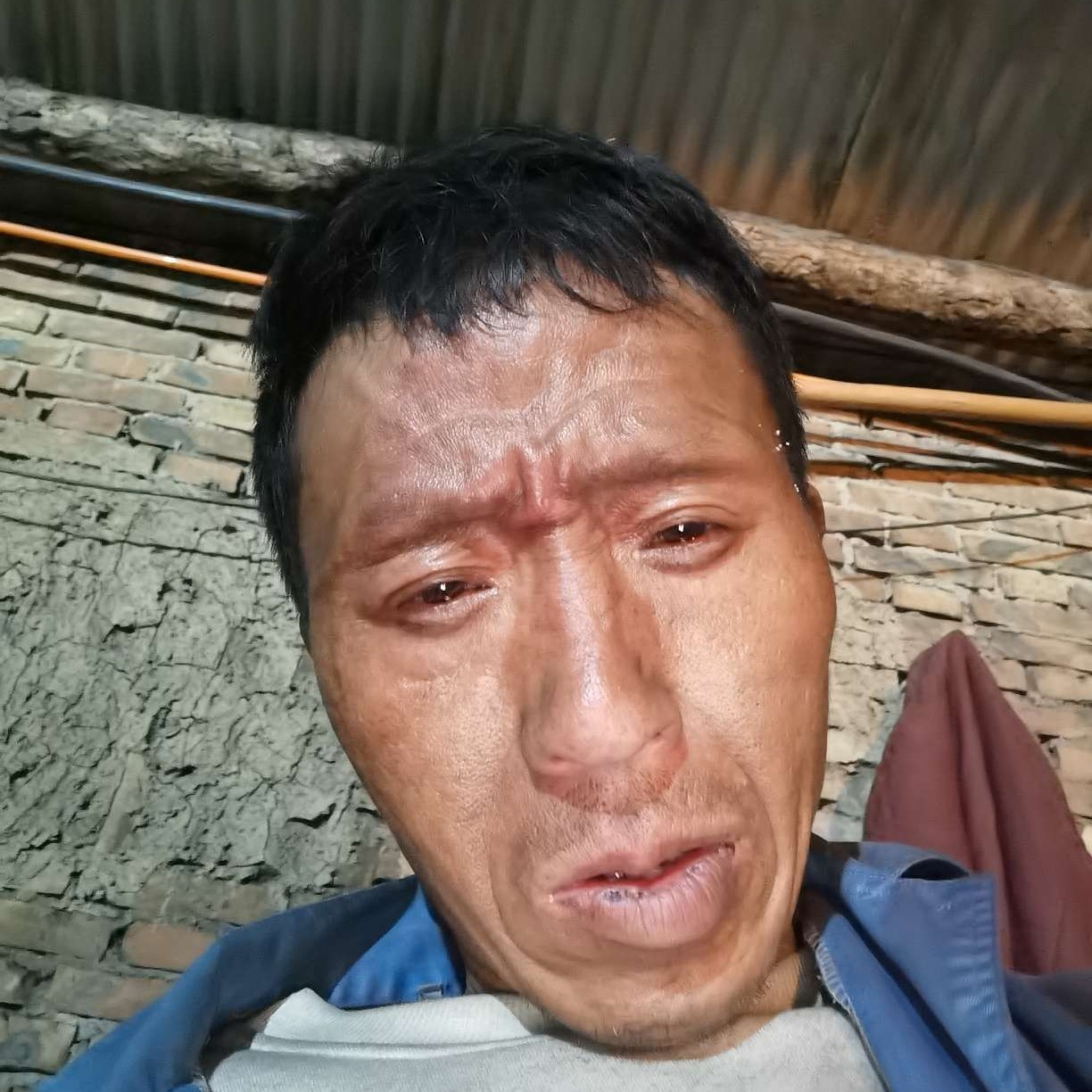 无辜倾心微笑的照片