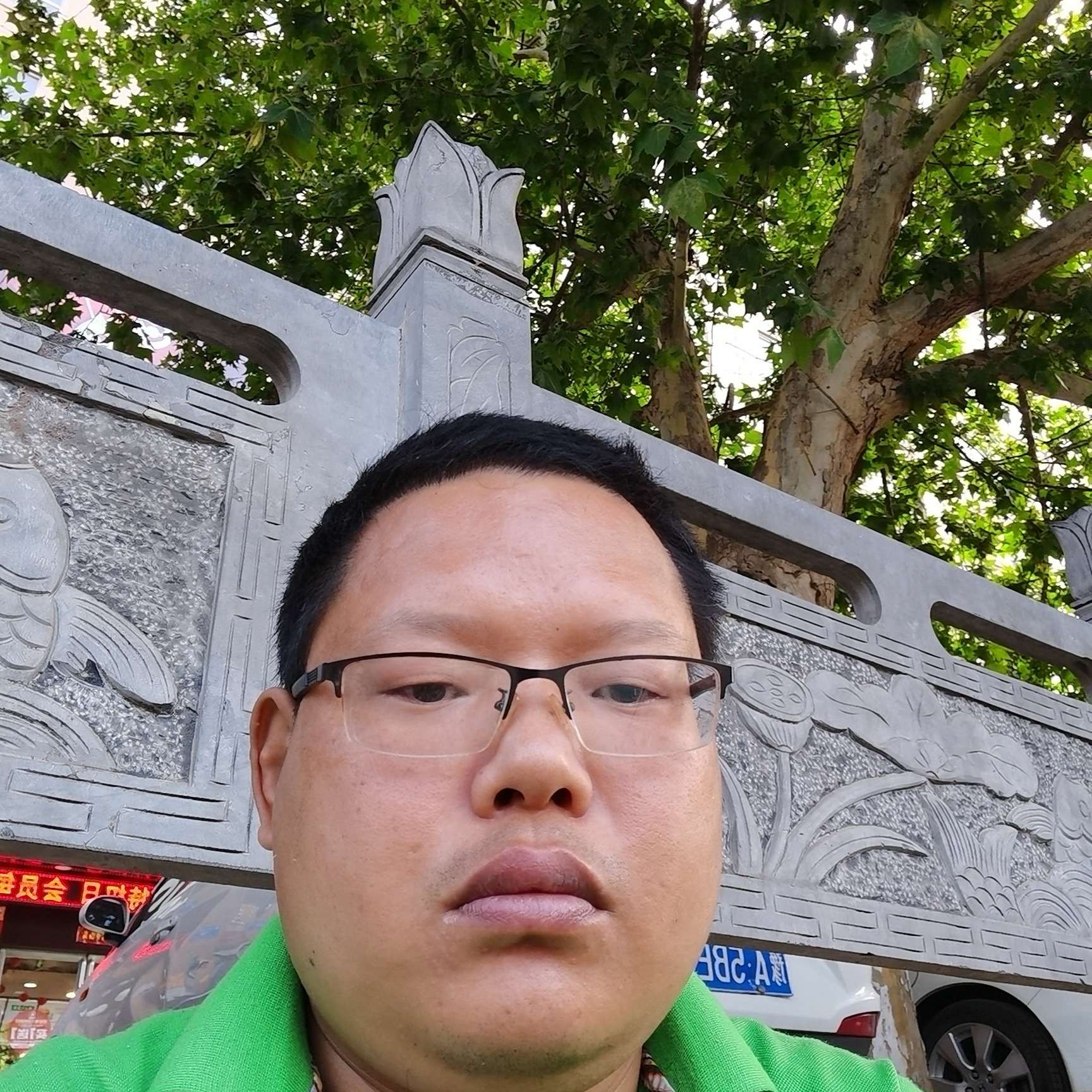 康乃馨深拥哭泣的照片