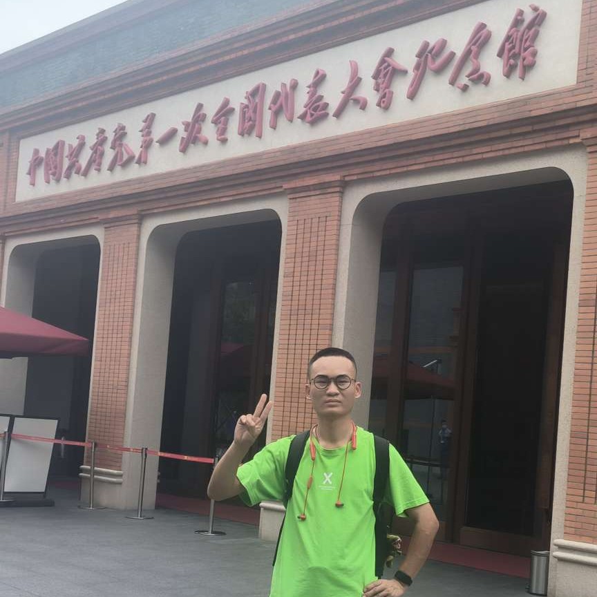 金毛回首孤独的照片