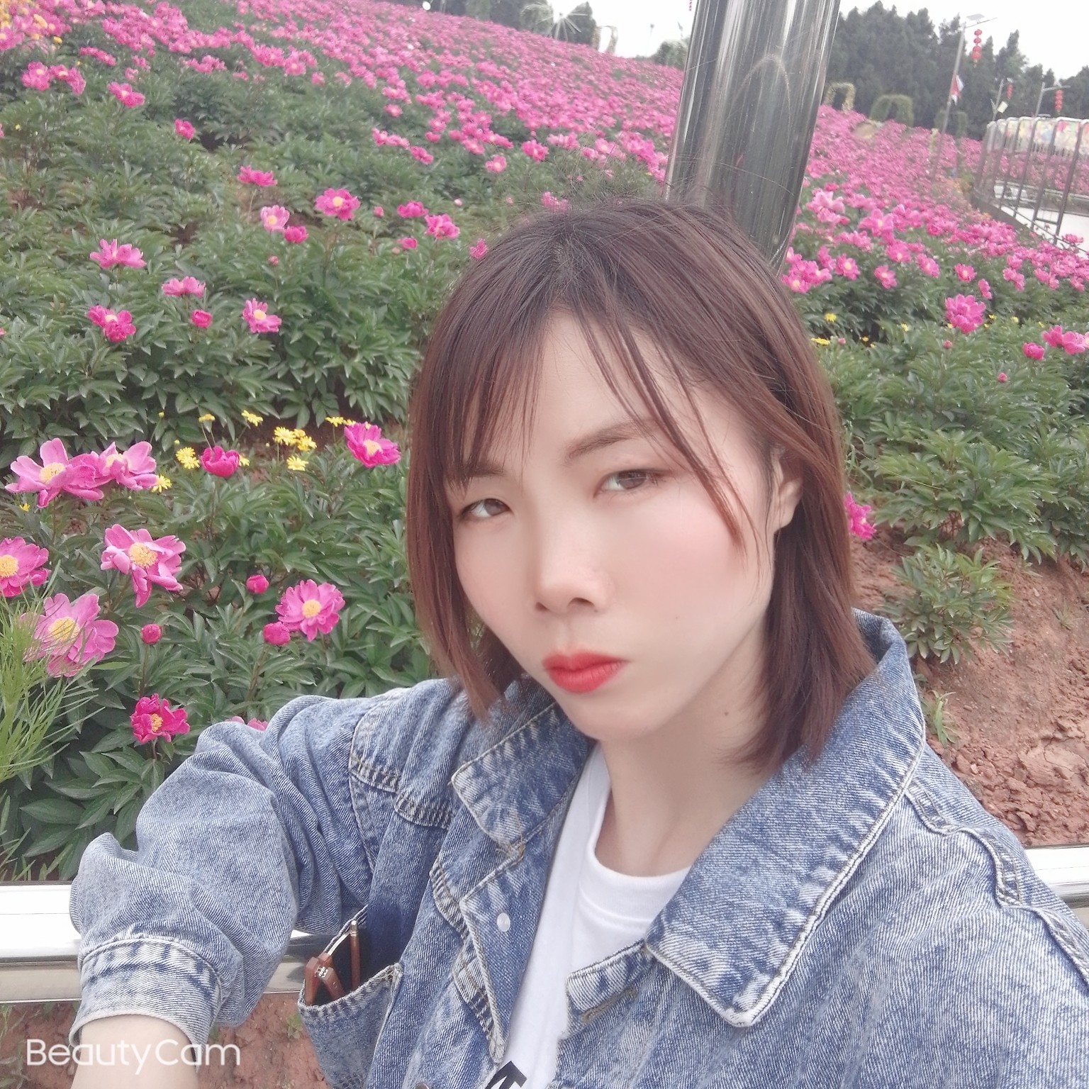 初雨拿个性的照片