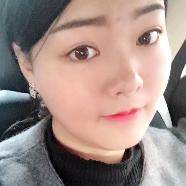 酷酷挽手云朵的照片