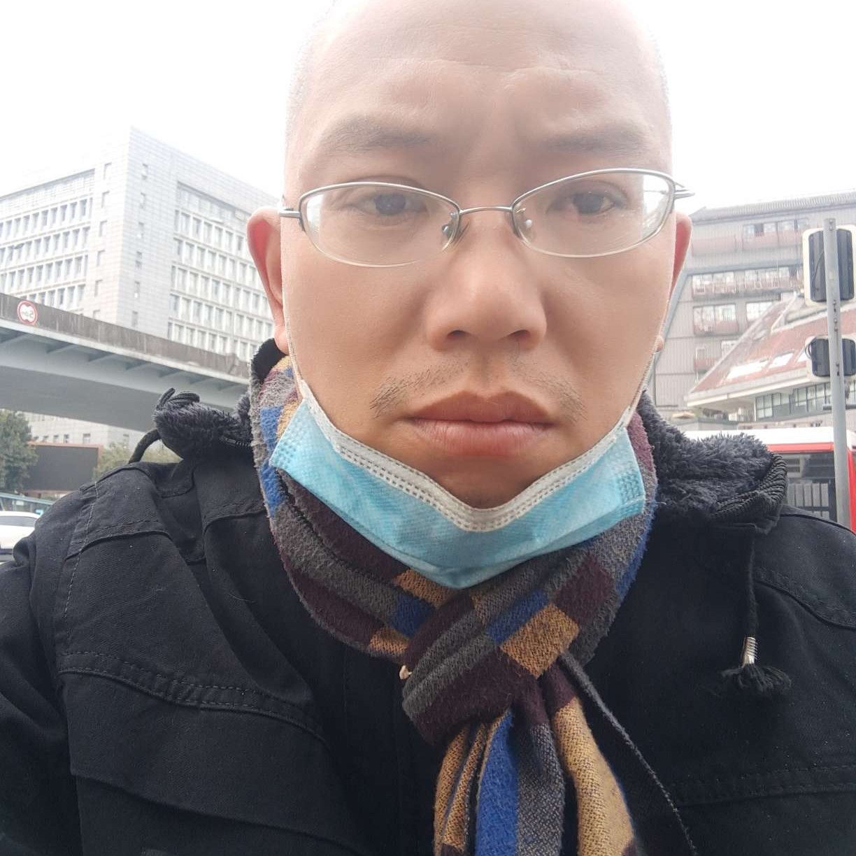 西装挽手传统的照片