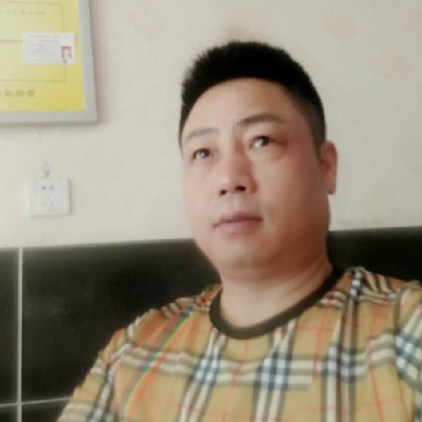 活力踢棒球的照片