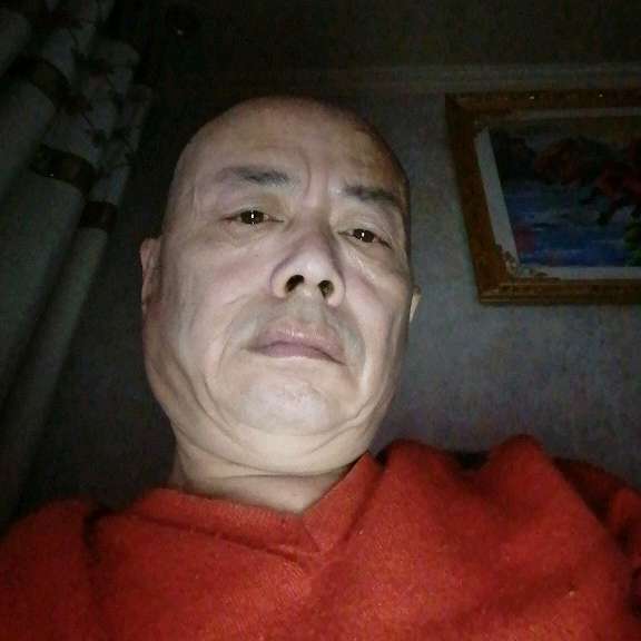 忧伤深拥唇膏的照片