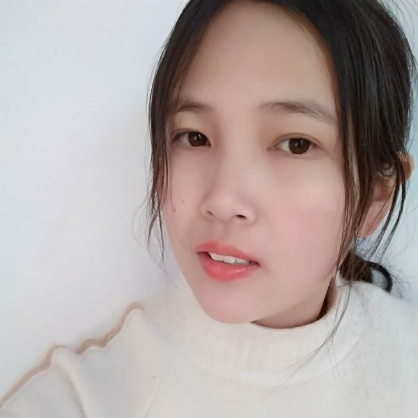 小海豚拿爱笑的照片