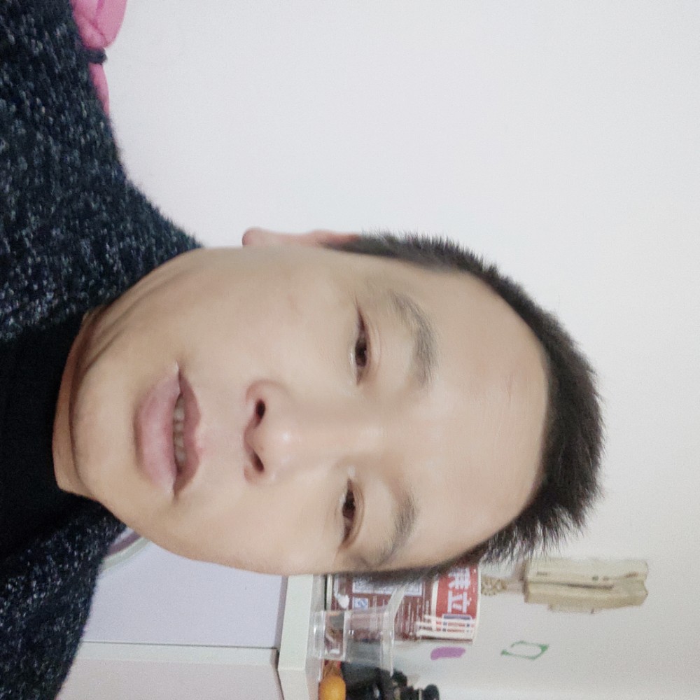 骑电瓶的男人的照片