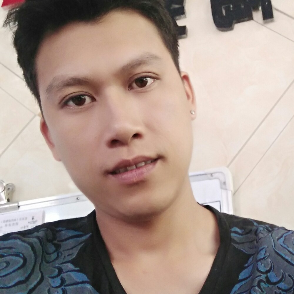 犀牛就动人的照片