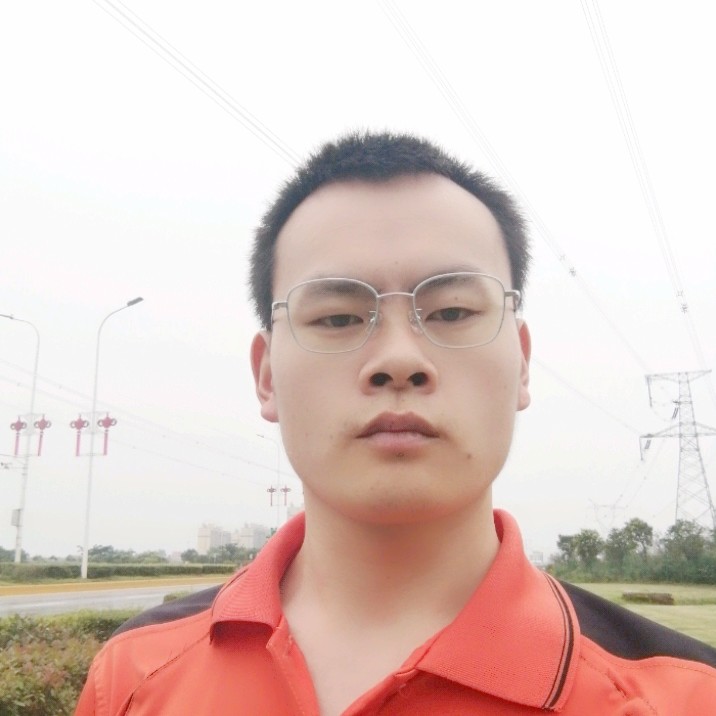 内向苦恋云朵的照片