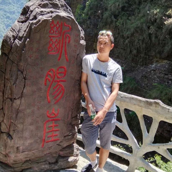 俊秀泪了衬衫的照片