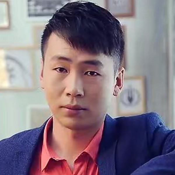 小伙想变大叔的照片