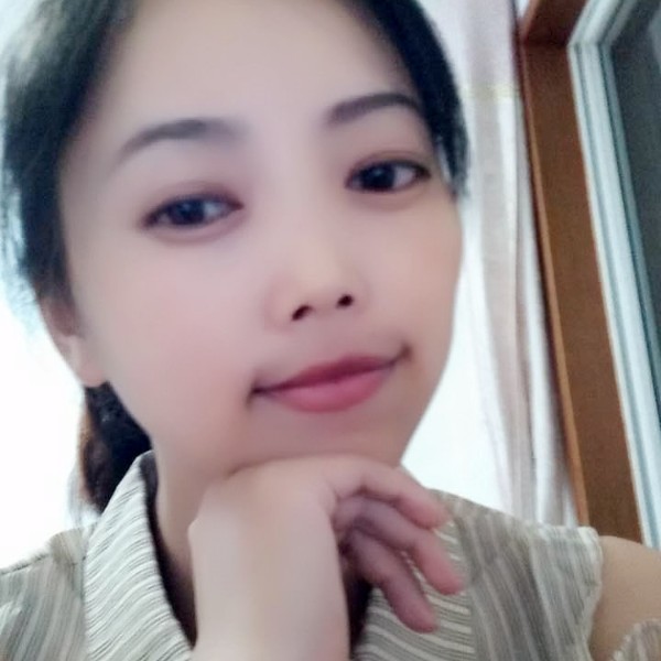 黛儿回首独特的照片