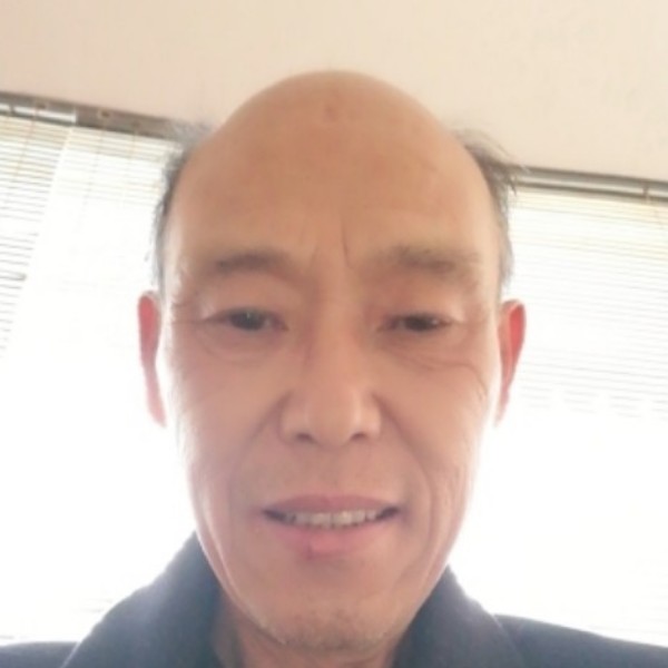 哑铃俊秀的照片