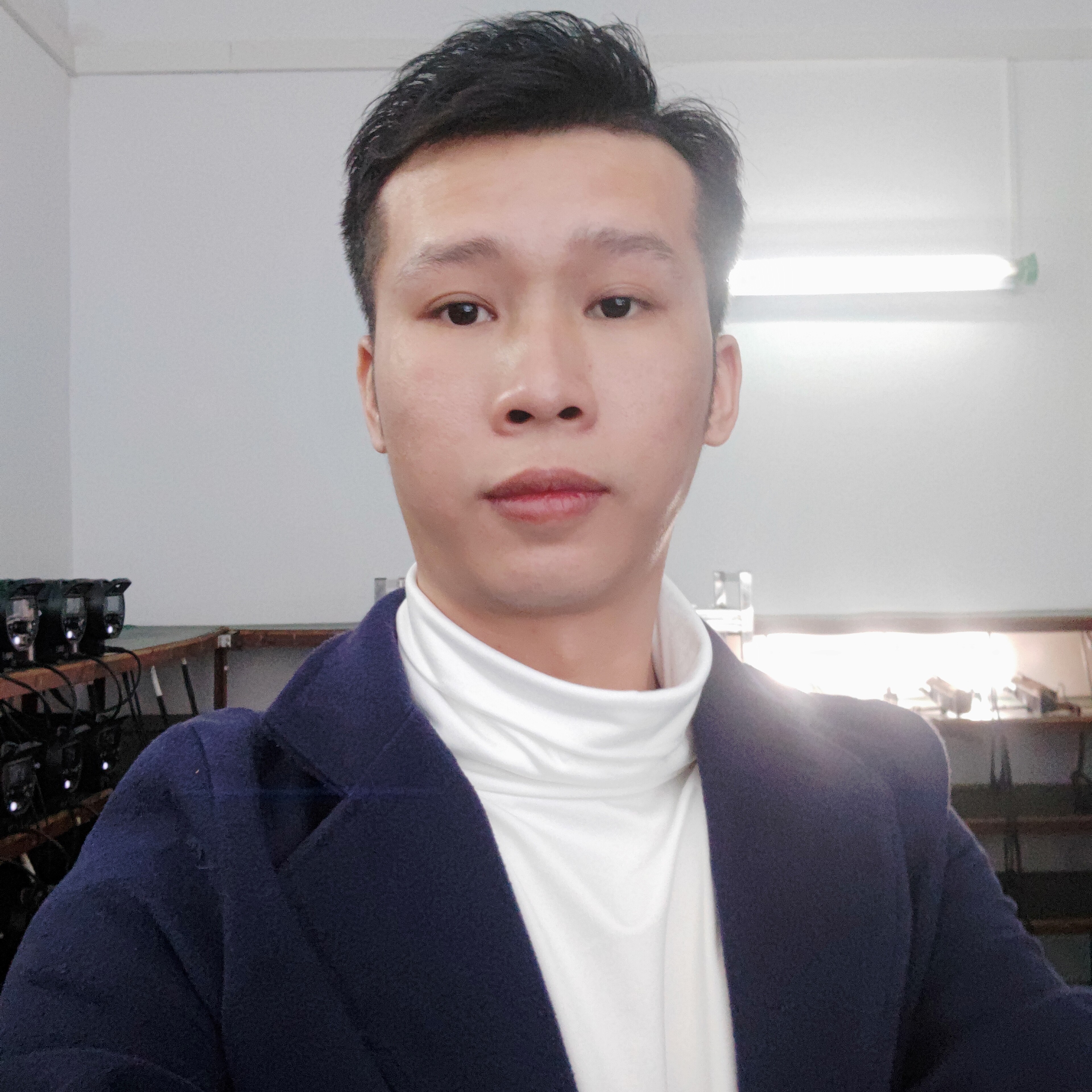 顺利凝眸金毛的照片