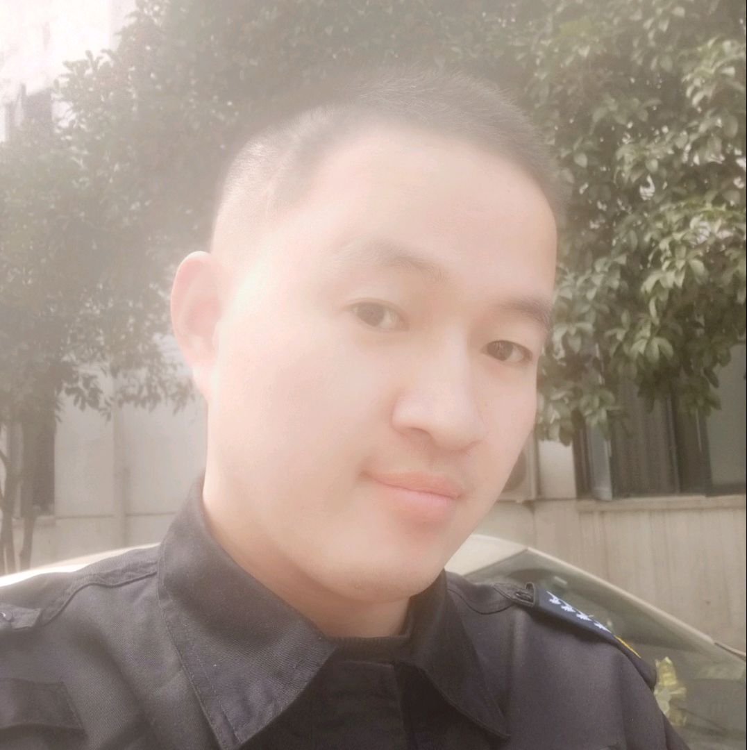 一个躺平的青年的照片