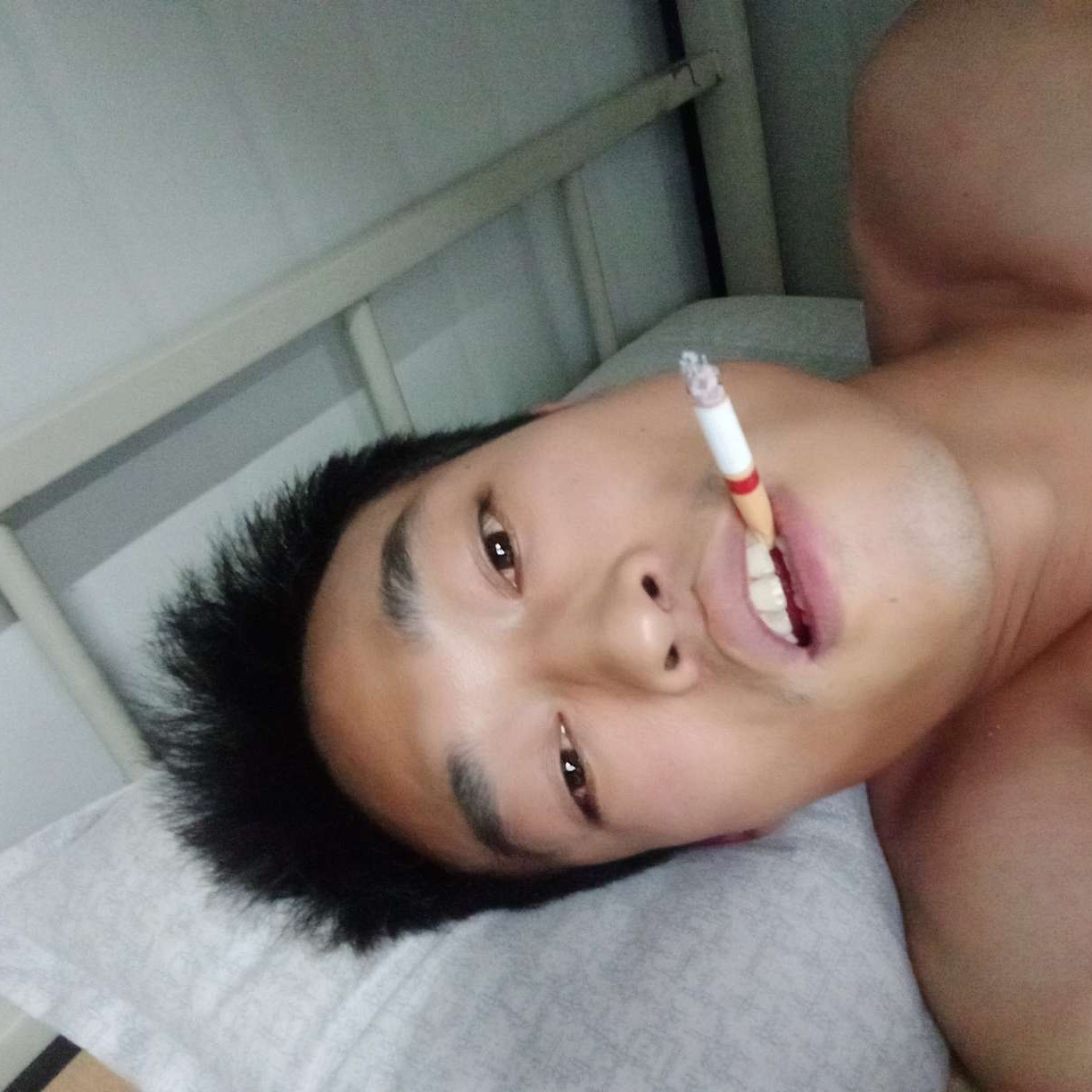 台灯和刻苦的照片
