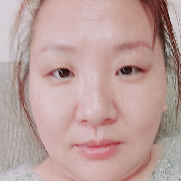 水蜜桃回眸专注的照片