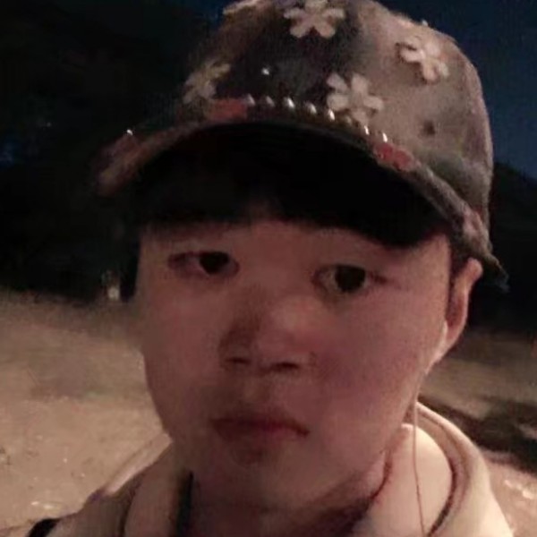 绿叶喝红牛的照片
