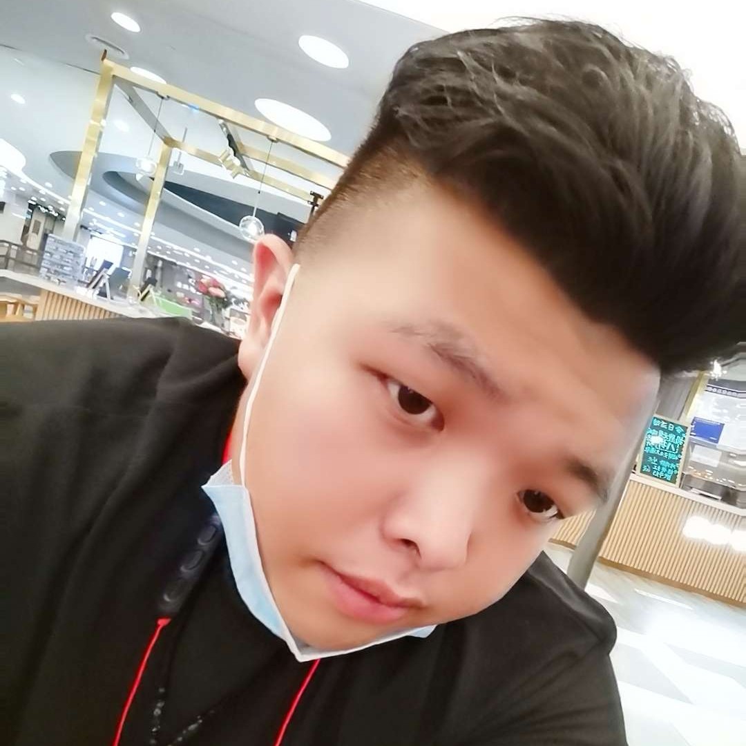 孤零零的男孩儿。的照片