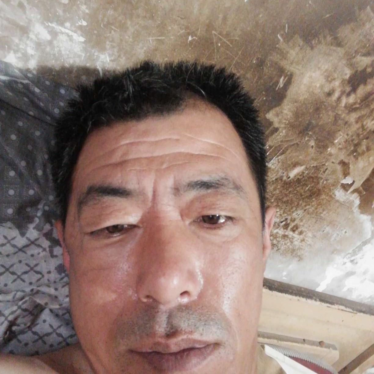 美女保卫背后的照片