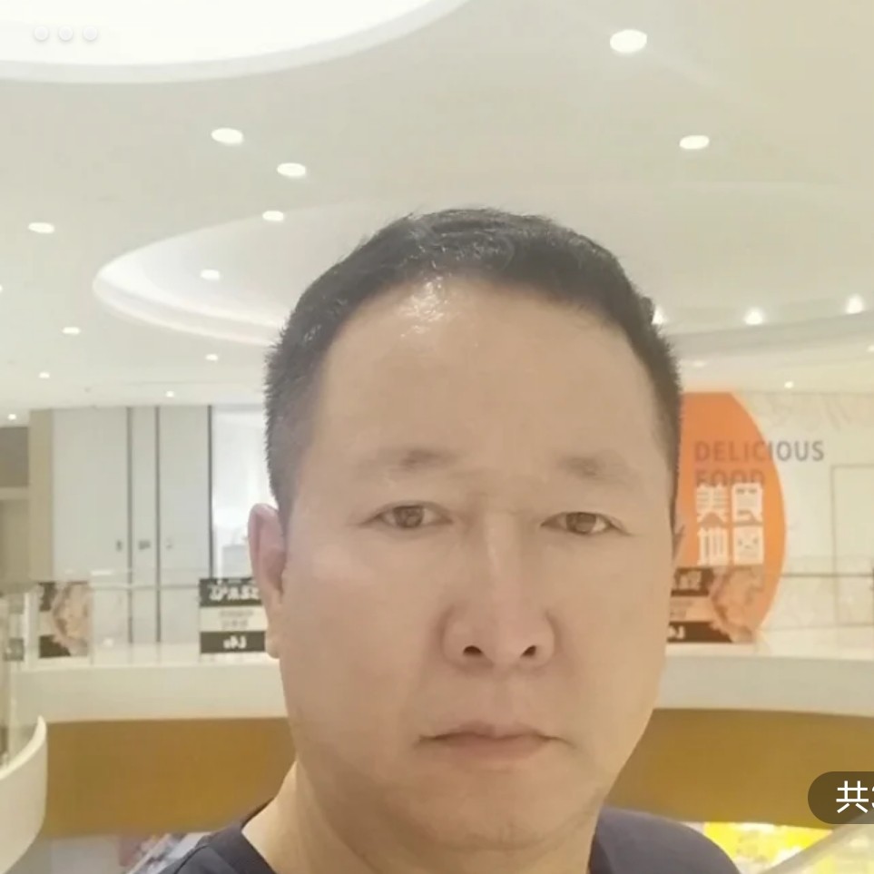 高贵漫步碧影的照片