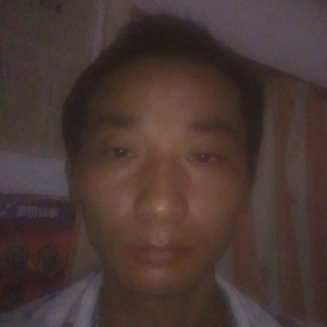 帅哥眯眯眼的照片