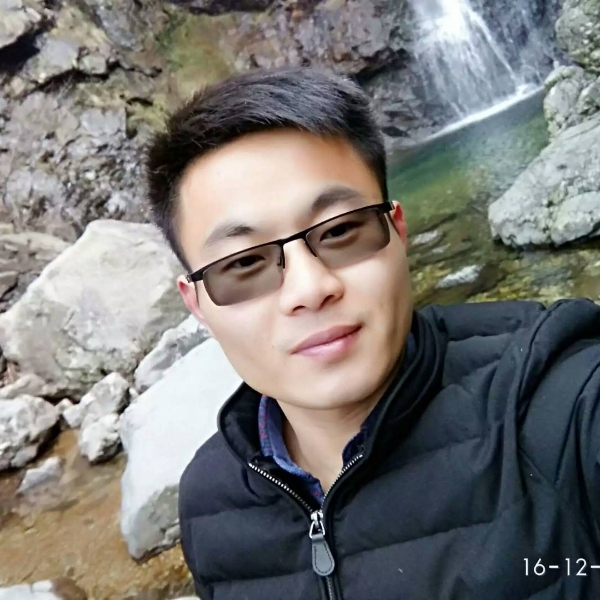 高兴扯爆米花的照片
