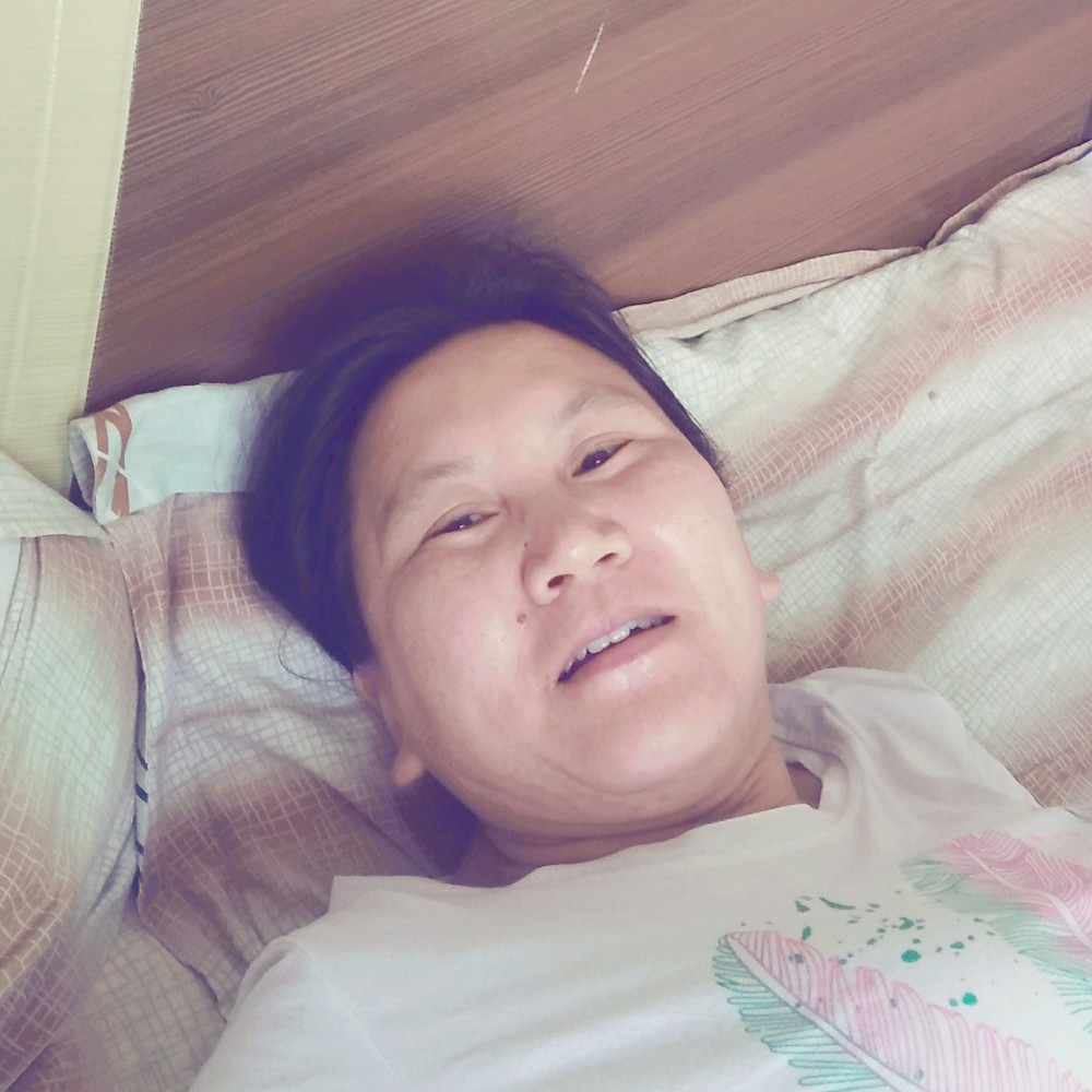 眯眯眼迎世界的照片