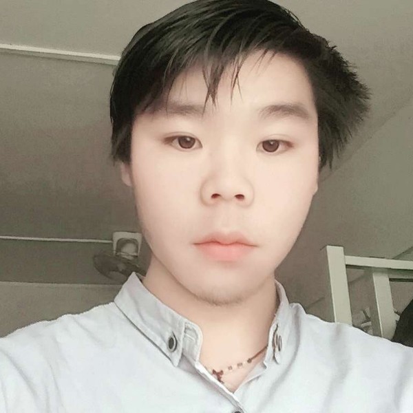 小巧笑电脑的照片