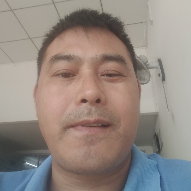 年轻拿大碗的照片