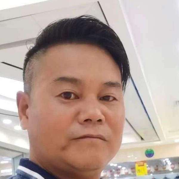 激情闻墨镜的照片