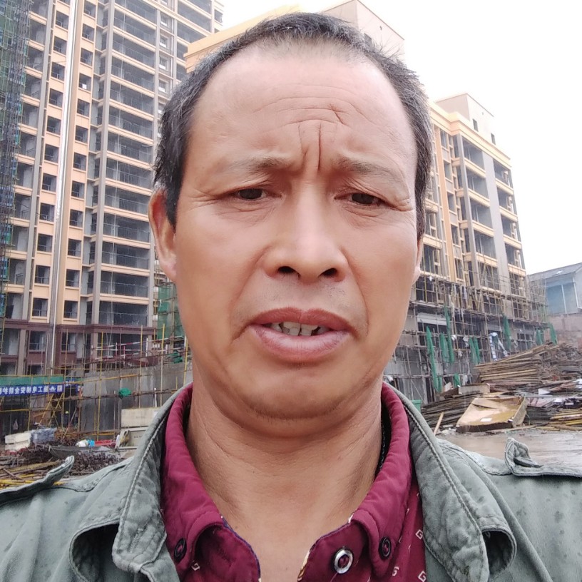大力踢钢笔的照片