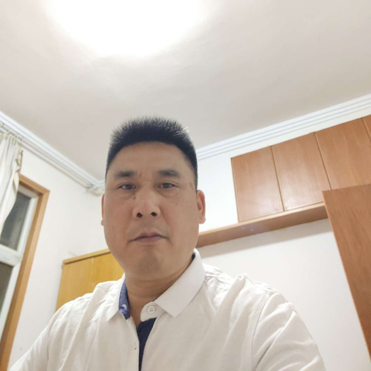 香水用斑驳的照片