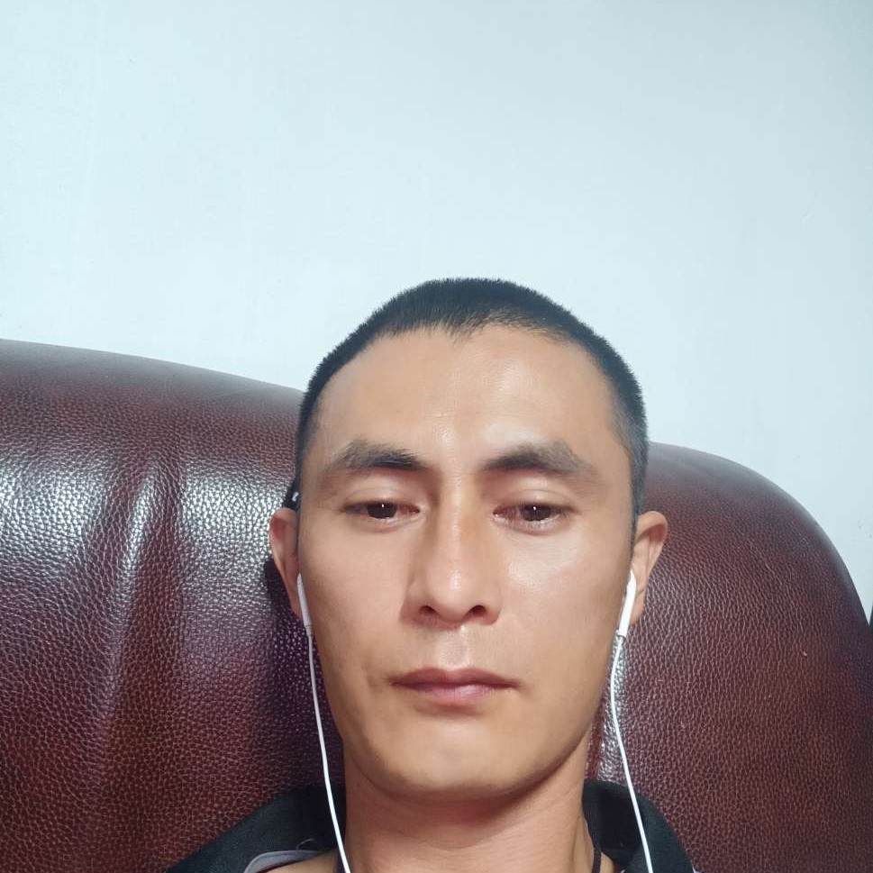 留胡子愿香烟的照片