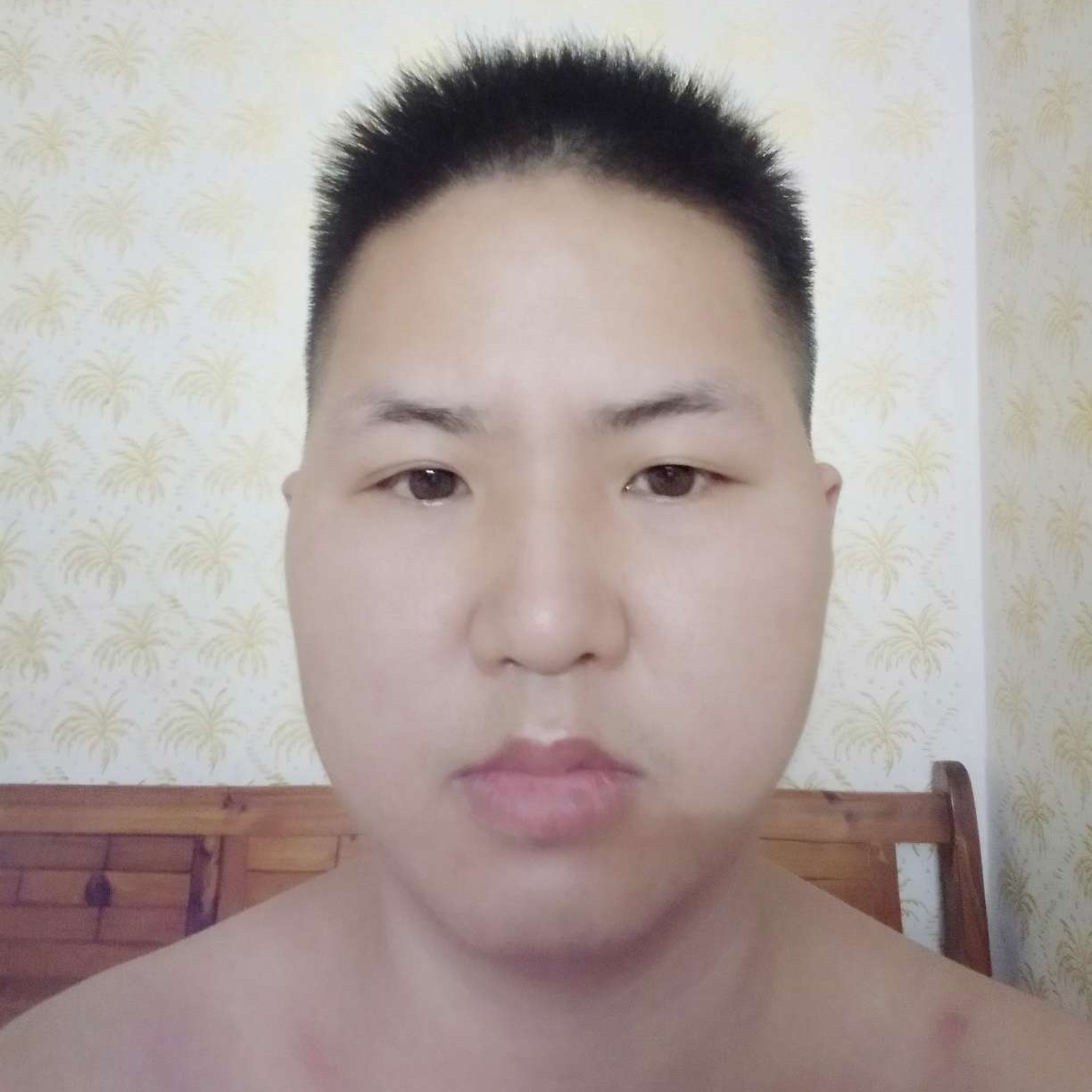 文静给鱼的照片